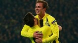 Mario Götze festeja com Robert Lewandowski depois de marcar o segundo golo do Dortmund