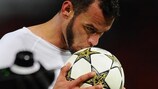 Luís Alberto küsst den Ball nach dem 1:0-Sieg von CFR im Old Trafford