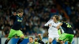 Real Madrids Luka Modrić (2, v.r.) in Aktion gegen Ajax