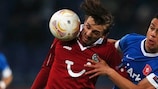 Hannover's Adrian Nikci takes on Joey Pelupessy of Twente