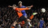 Shakhtars Olexandr Kucher beim Kopfballduell mit Chelseas Fernando Torres