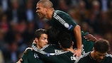Cristiano Ronaldo sommerso dai compagni