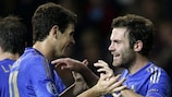 Juan Mata (rechts) feiert seinen Treffer mit Oscar