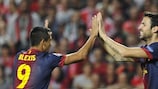 Barcelonas Torschützen Alexis Sánchez (links) und Cesc Fàbregas feiern den Sieg