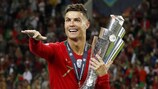 Cristiano Ronaldo avec le trophée après la toute première phase finale de l'UEFA Nations League