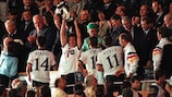 A Alemanha, vencedora do EURO '96, é felicitada pela Rainha Isabel II em Wembley