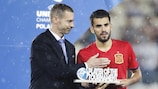 Дани Себальос получает приз из рук президента УЕФА Александера Чеферина