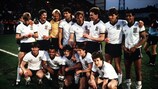 I igiocatori dell'Inghilterra in posa con la coppa dopo essersi riconfermati campioni nel 1984