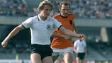 Bernd Schuster e Willy van de Kerkhof em acção no UEFA EURO 1980