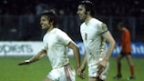 Ladislav Jurkemik e Anton Ondrus comemoram a vitória da Checoslováquia sobre os Países Baixos no UEFA EURO 1976