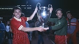 Michael Robinson (à gauche) soulevant la Coupe des clubs champions européens après la victoire de Liverpool en 1984