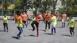 Дети играют в футбол в Румынии
