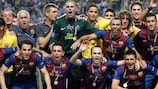 Los jugadores del Barcelona celebran su título de la Supercopa de la UEFA en 2011