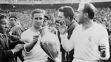 L'attaquant français du Real Madrid, Raymond Kopa, accompagné de l'attaquant Alfredo Di Stefano, tient la Coupe d'Europe dans ses mains, le 30 mai 1957 au stade Santiago Bernabeu à  Madrid