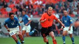Dennis Bergkamp escapa-se a Nesta na meia-final do EURO 2000