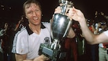 O germânico Horst Hrubesch com o troféu após o triunfo da República Federal da Alemanha na final do Campeonato da Europa da UEFA de 1980