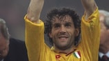 Roberto Donadoni ergue o troféu