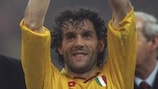 Roberto Donadoni solleva la Supercoppa UEFA 1994 col Milan