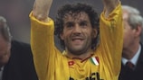 Roberto Donadoni (AC Milan) brandit le trophée