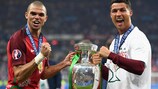 Pepe e Cristiano Ronaldo  con la coppa nel 2016
