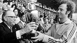 Капитан сборной ФРГ Франц Бекенбауэр с трофеем за победу на ЕВРО-1972