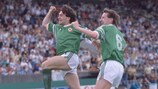 Ray Houghton festeja com Ronnie Whelan após colocar a Irlanda em vantagem