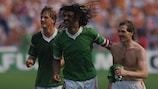 Wim Kieft, Ruud Gullit e Jan Wouters celebram a vitória da Holanda