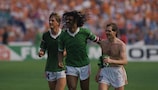 Вим Кифт, Рууд Гуллит и Ян Воутерс празднуют победу над Ирландией