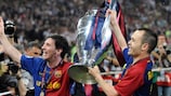 Andrés Iniesta celebra junto a Lionel Messi tras ganar  la final de 2009