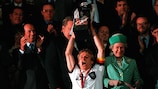 Jürgen Klinsmann brandit le trophée à Wembley
