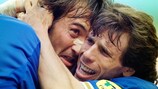 Pierluigi Casiraghi e Gianfranco Zola celebram um golo frente à Rússia