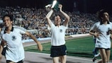 Horst Hrubesch levanta el trofeo  después de la victoria