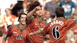 Los jugadores de Portugal celebran el tanto de Fernando Couto