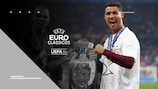 Pepe e Cristiano Ronaldo festejam com troféu do EURO a vitória de Portugal em 2016