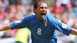 Antonio Conte celebra após marcar o primeiro golo da Itália
