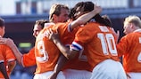 Die Niederlande feiern Dennis Bergkamps Tor