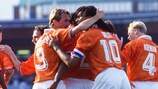 Os holandeses festejam o golo de Dennis Bergkamp