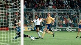 L'Allemand Karl-Heinz Riedle a inscrit un magnifique coup franc contre la Suède