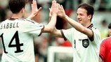 Fredi Bobic esulta per un gol tedesco sulla Repubblica Ceca