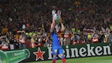 Thierry Henry, autore di 50 gol in UEFA Champions League, festeggia sollevando il trofeo