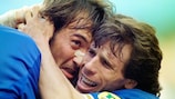 Pierluigi Casiraghi (à gauche) et Gianfranco Zola fêtent un but contre la Russie