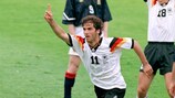 Karl-Heinz Riedle celebra su gol