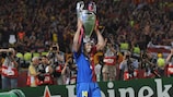 Thierry Henry levantando el trofeo de la Champions League con el Barcelona