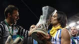 Falcao segura o troféu da Europa League em Dublin