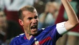 Zinédine Zidane festeja o seu emocionante bis na ponta final
