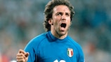 Alessandro Del Piero remata para o golo da vitória da Itália apontado perto do fim