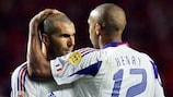 Thierry Henry e Zinédine Zidane comemoram a vitória sobre a Suíça