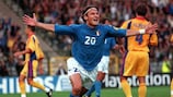 Francesco Totti fête le premier but italien contre les Roumains