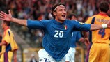 Francesco Totti celebra uno de los dos goles de Italia que les valió para meterse en semifinales a costa de Rumanía