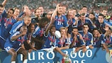 Didier Deschamps et l'équipe de France autour du trophée après la victoire contre l'Italie en finale
